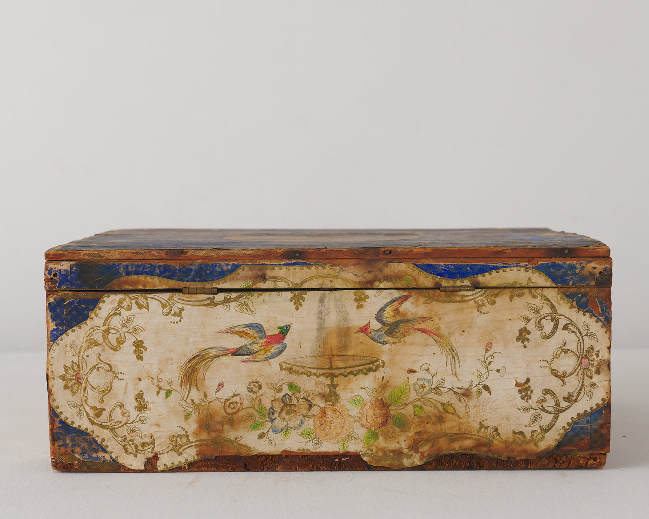 ANTIQUE AMERICAN DECOUPAGE SEWING BOX